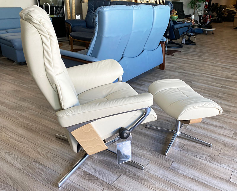 Stressless Mayfair Cross Polished Aluminum Base Paloma Light Grey Leather Recliner Chair by Ekornes